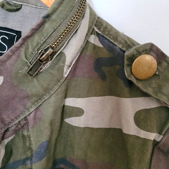 3 for $15 Camo pattern jacket. Size small - Picture 3 of 6